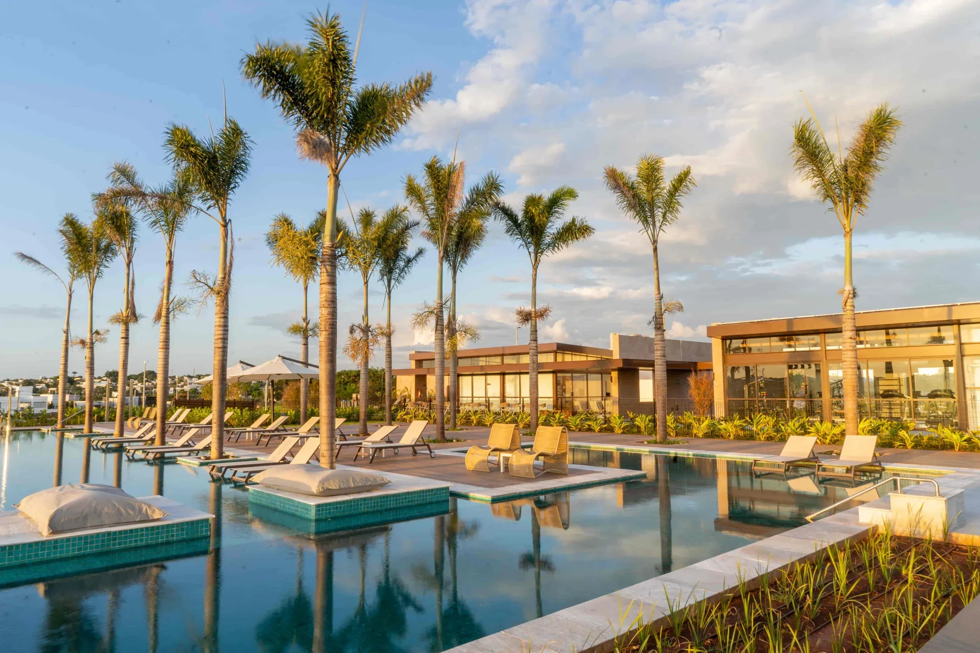 Piscina com área de lazer e espreguiçadeiras — Tamboré Uberlândia