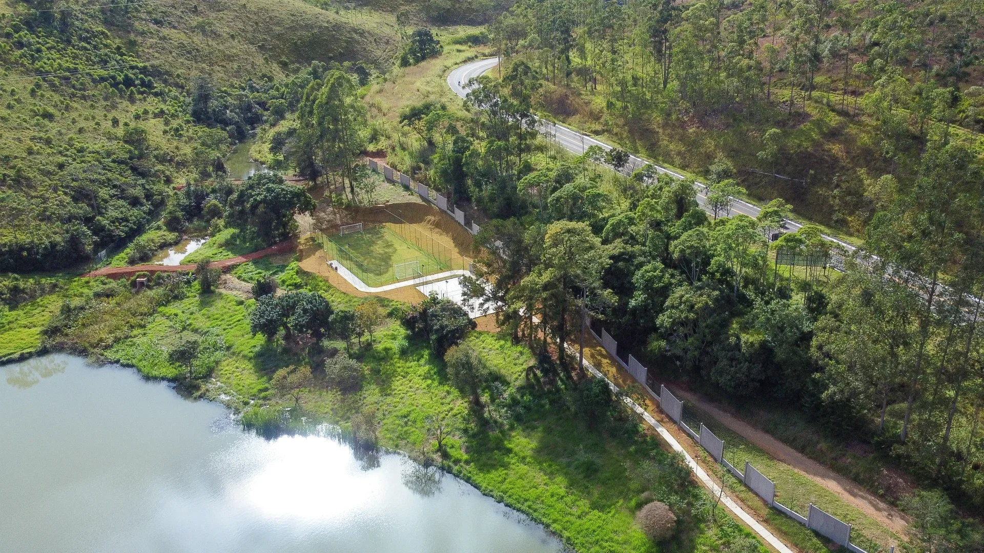Vista aérea da área verde e rio — Tamboré Uberlândia