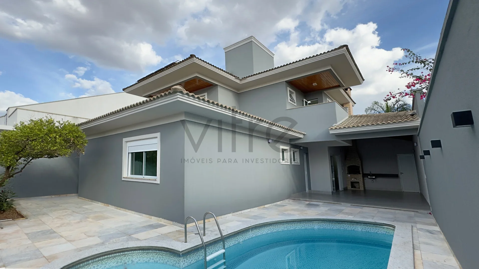 Casa de Alto Padrão no Jardim Karaíba com Piscina e Pé-Direito Duplo | Uberlândia-MG