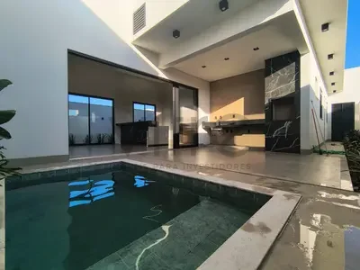 Casa com 3 suítes e 4 vagas no Novo Mundo, Uberlândia