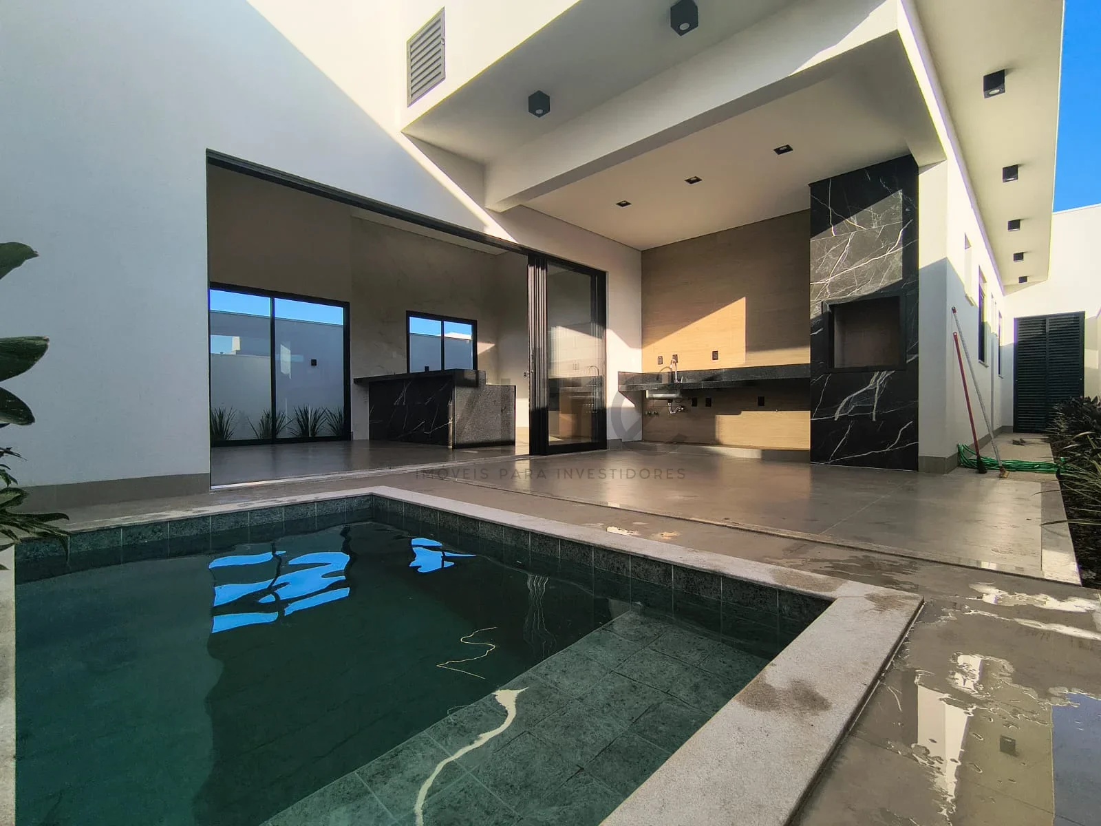 Casa com 3 suítes e 4 vagas no Novo Mundo, Uberlândia — foto 1 de 30