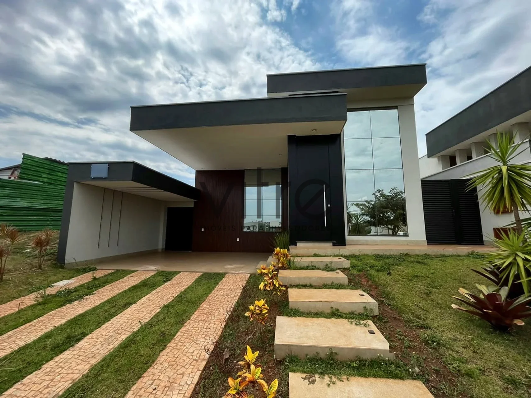 Casa nova com 3 suítes, piscina aquecida e pé-direito duplo no Tamboré — foto 1 de 30