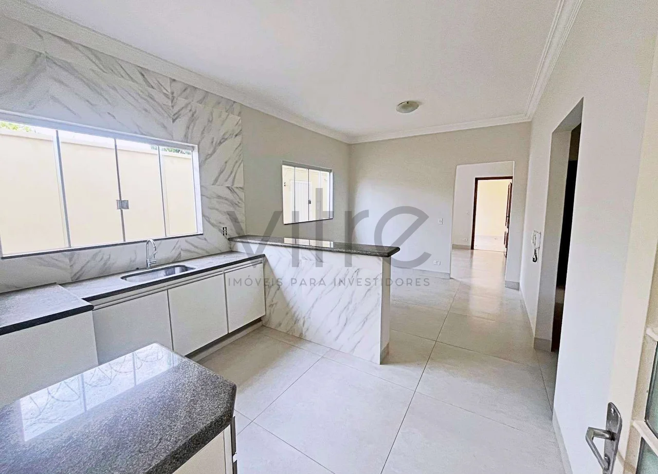 Excelente Casa à venda no Bairro Santa Mônica em Ótima Localização